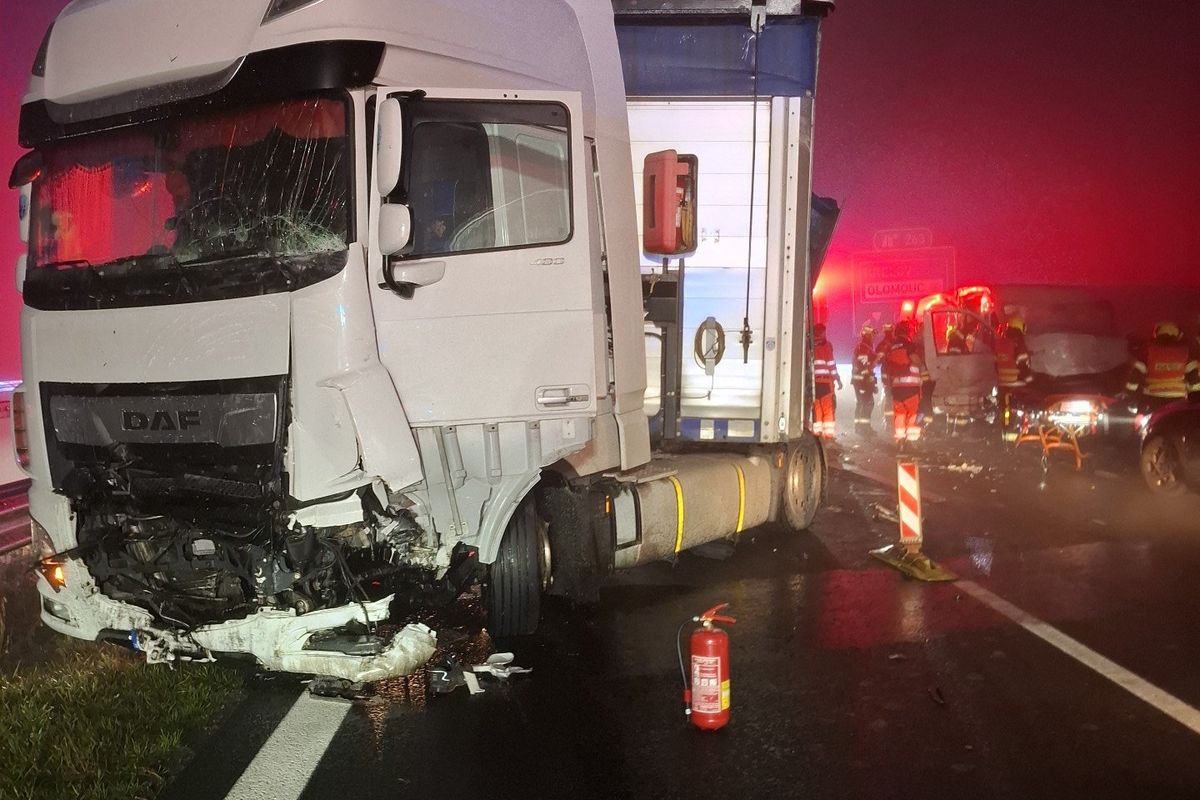 Hromadná nehoda v husté mlze na D35: zemřel řidič dodávky