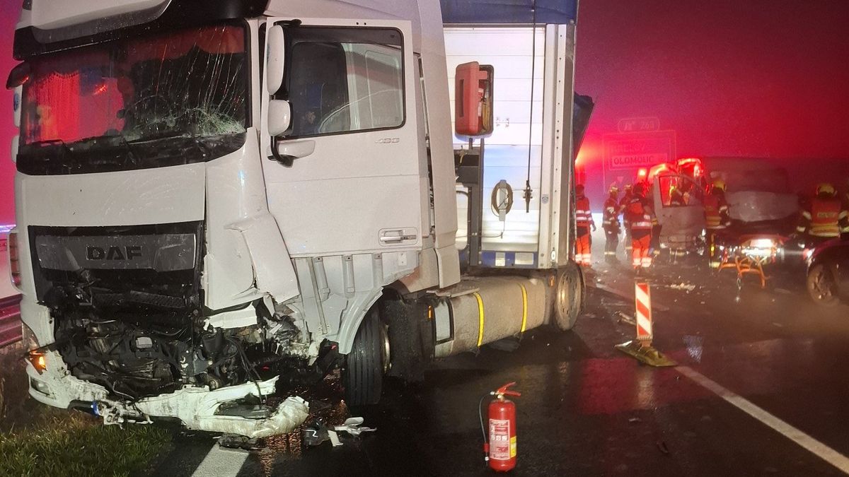 Hromadná nehoda v husté mlze na D35: zemřel řidič dodávky