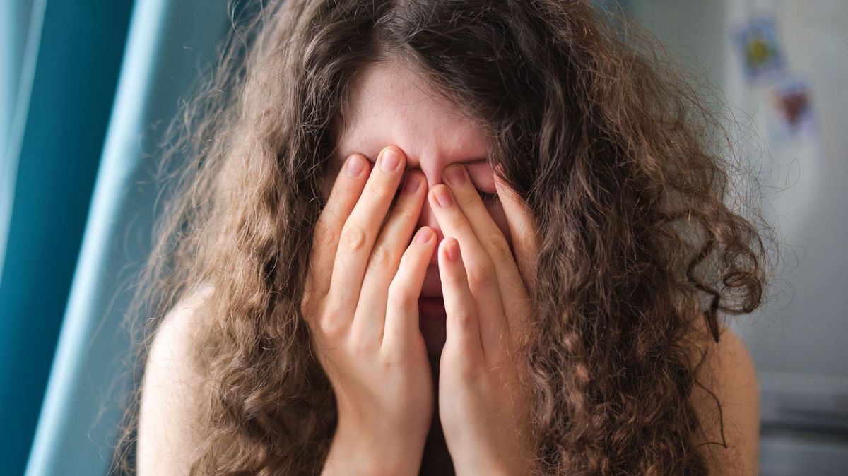 Psychicky nemocné dívce svázali v moskevské léčebně ruce a zapomněli na ni. Museli jí je amputovat