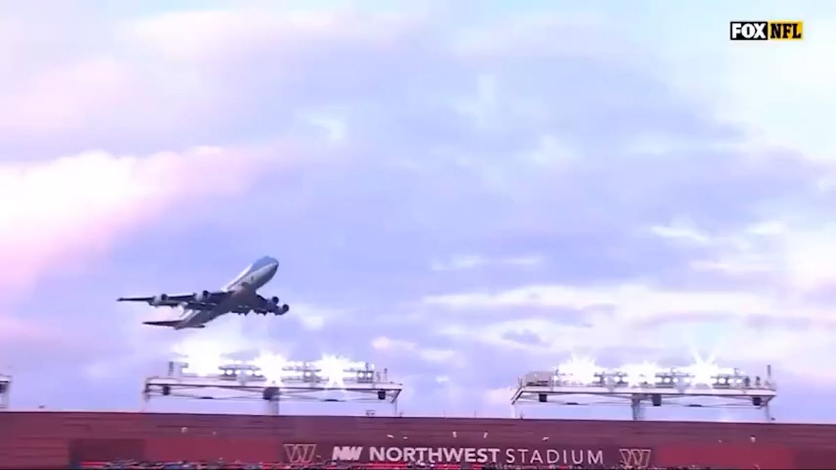 Trump se předváděl extrémně nízkým přeletem Air Force One nad stadionem. Fanoušci hlasitě bučeli