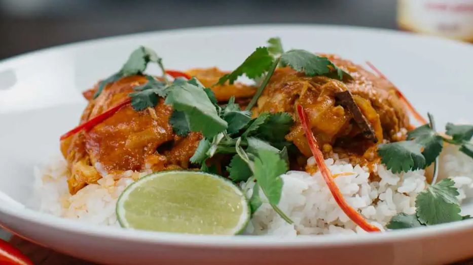 Kokosové kuřecí kari s dušenou rýží