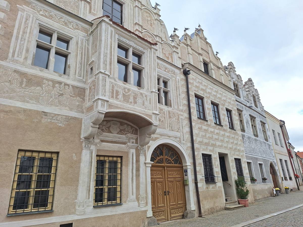 Sgrafitová výzdoba. Není divu, že město usiluje o zápis na UNESCO.