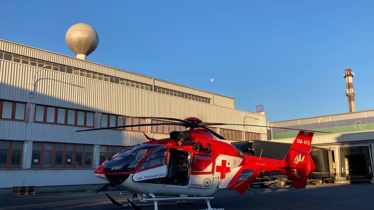 Ženu na Opavsku zavalily těžké palety, letěl pro ni vrtulník záchranářů