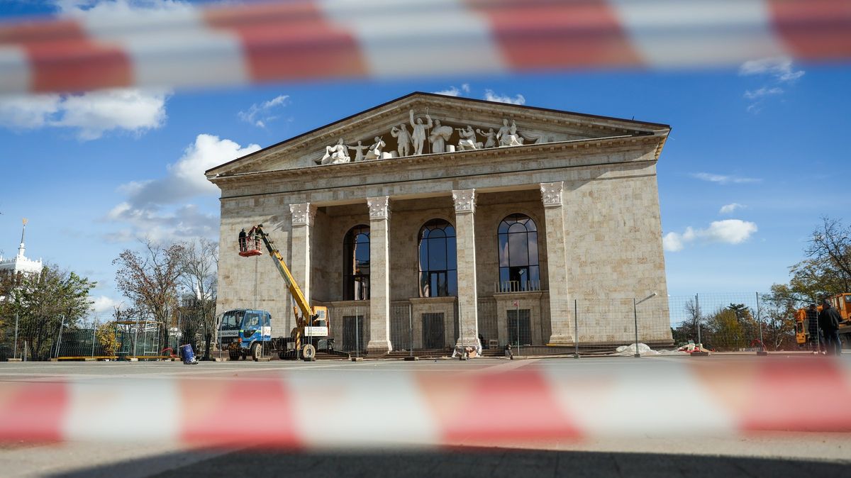 Rusko otevírá divadlo v Mariupolu. Zahlazuje krvavý útok z počátku války, při němž zemřelo 600 lidí