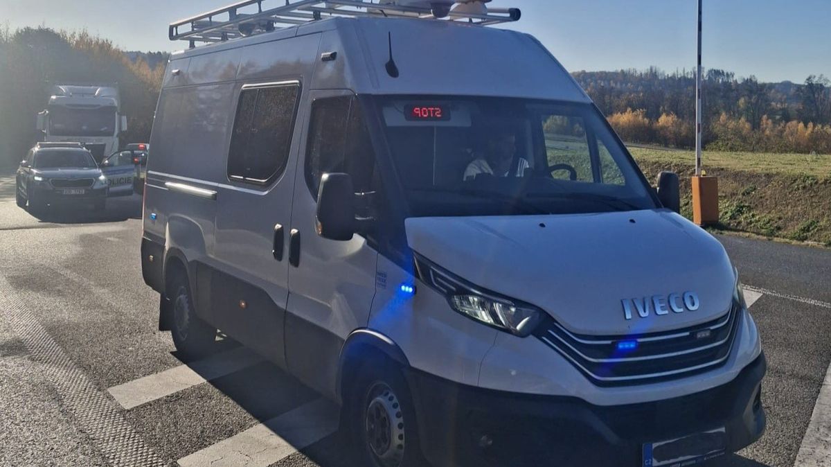 Skoro 50 přestupků. Speciální policejní vůz lovil na vysočinské D1 hlavně kamiony