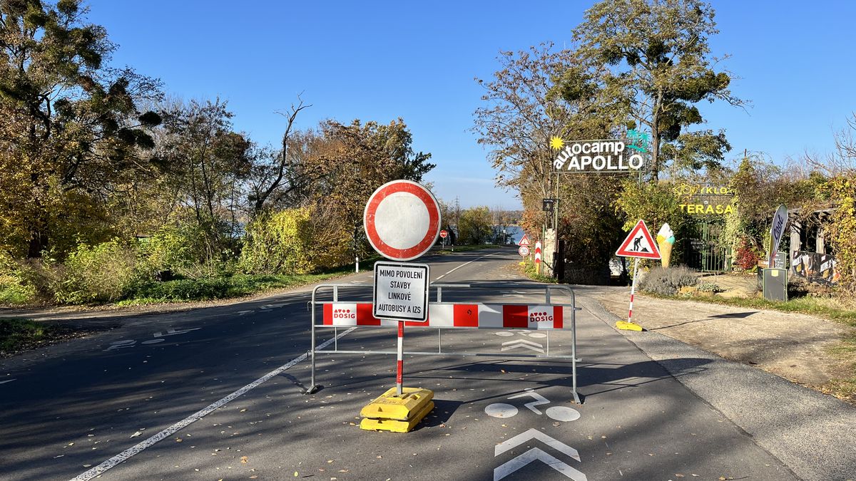 Silnice z Břeclavi do Lednice je neprůjezdná. Řidiči jezdí i do zákazu, protože stavba stojí