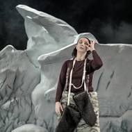 V představení se vydáte do polární pustiny či na nehostinné alpské vrcholky, na hororovou exkurzi do lidské duše, na cestu, kde se střetávají zklamaná očekávání a radikální upřímnost. Na snímku je herečka Tereza Jarčevská. „S Terezkou a Petrem je to sváteční čas. Tuze si toho považuji. Vypravěči jsme všichni, role se časem zkoušení rozdělily, ale víc nechci prozrazovat,“ zmiňuje režisérka.