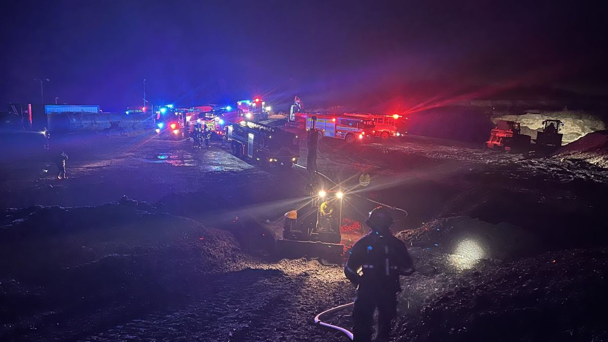 Na skládce u Litvínova hoří štěpka, hasiči vyhlásili třetí stupeň poplachu