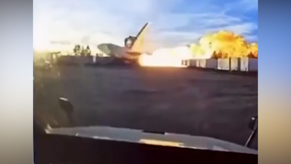 Po nárazu do země explodoval. Kamera zblízka zachytila nehodu letounu UPS