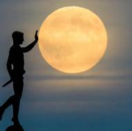 Místo pochodně nesla slavná socha v německém Hannoveru superúplněk. Měsíc byl díky menší vzdálenosti od Země větší než obvykle.  