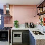 Kuchyni vládne jemná růžová doplněná motivem kamene.