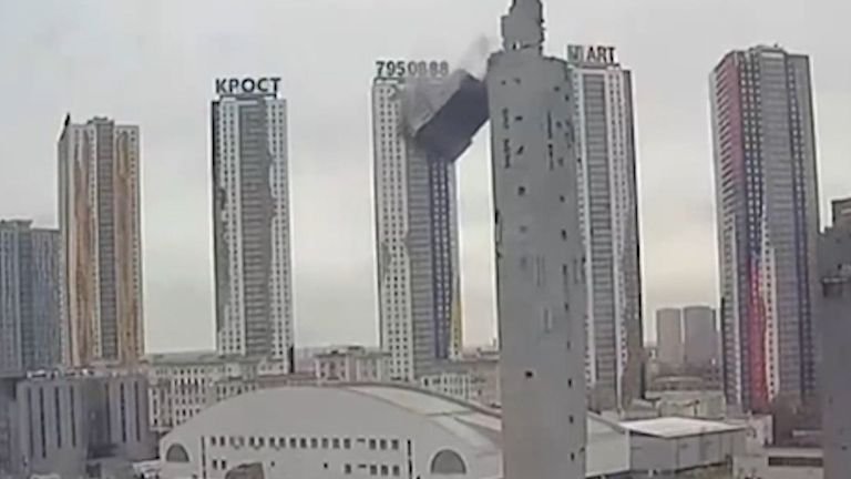 Při demontáži komplexu v Rusku se zřítil masivní betonový blok, zranil lidi a poškodil desítky aut
