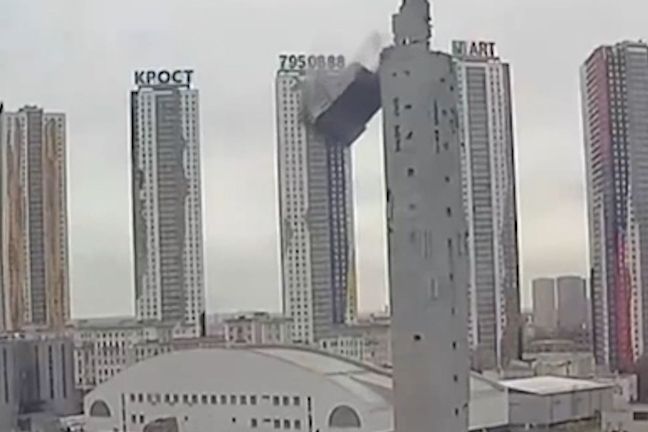 Při demontáži komplexu v Rusku se zřítil masivní betonový blok, zranil lidi a poškodil desítky aut 