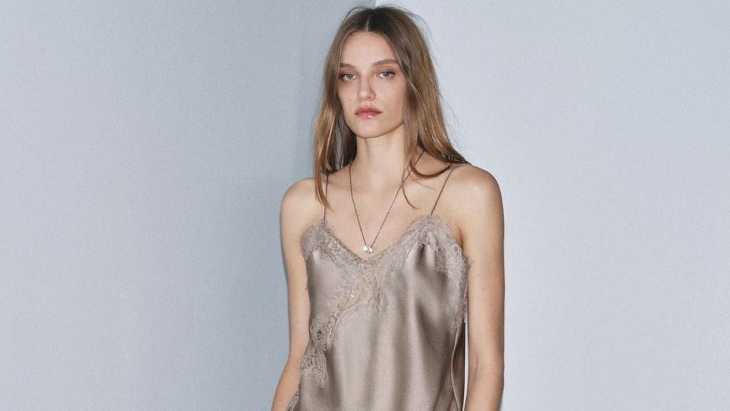 Módní trend z 90. let, kterým zabodujete: Mini šaty s krajkou ...