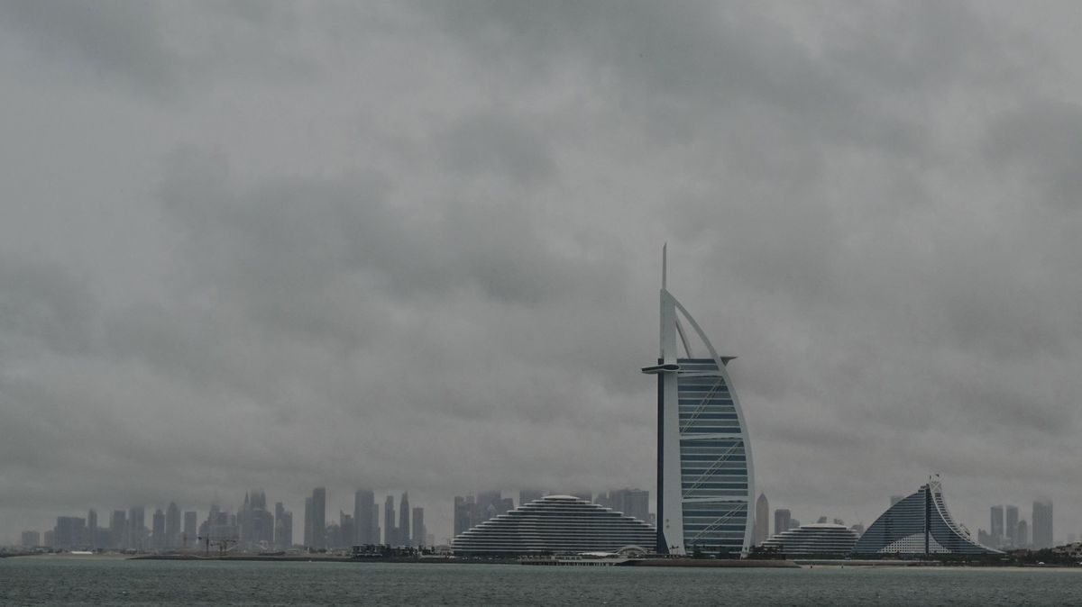 Poručit dešti. Emiráty sází v boji proti suchu na osévání mraků