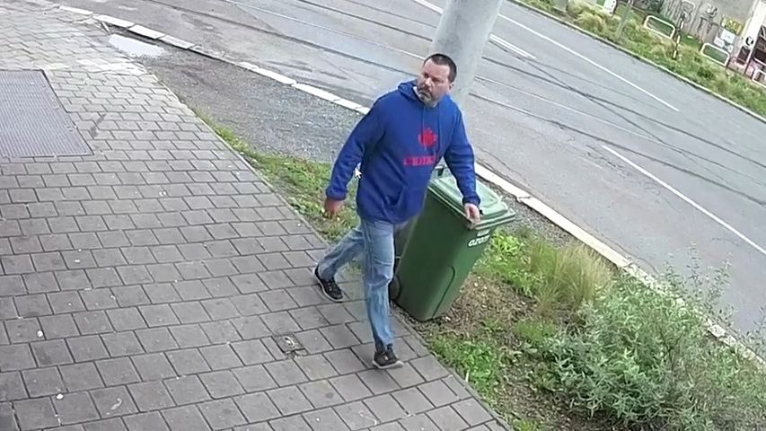 Policie v Ostravě hledá muže v souvislosti s osaháváním dívky na zastávce