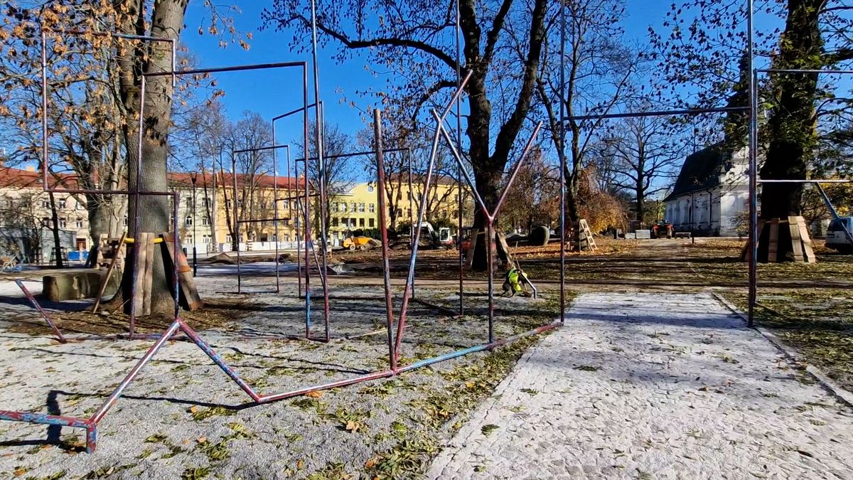 Nezvyklá socha pro Jihlavu vznikla z trubek legendárního zimního stadionu. Sochař si pohrál se slovy