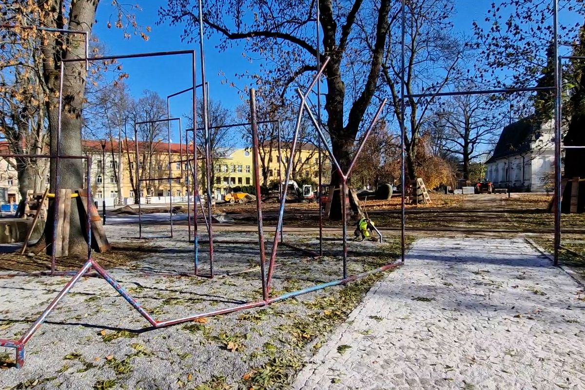 Nezvyklá socha pro Jihlavu vznikla z trubek legendárního zimního stadionu. Sochař si pohrál se slovy