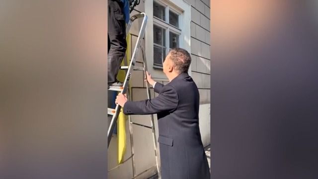 Osobně držel štafle. Okamura nechal sundat vlajku z budovy Sněmovny