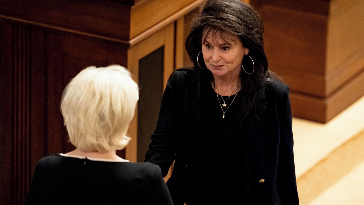 Vládní poslanci chtějí zrušit pravidla proti „politickým trafikám“