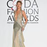 Jeden z největších výstřihů měla modelka Elsa Hosková.  