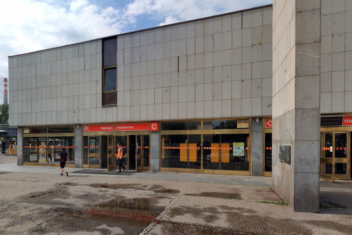 Linka C stojí kvůli střetu metra s člověkem