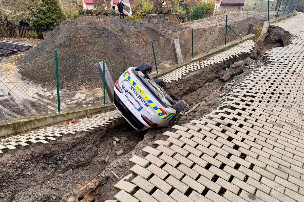 Sesuv svahu převrátil v pražských Stodůlkách auto městské policie