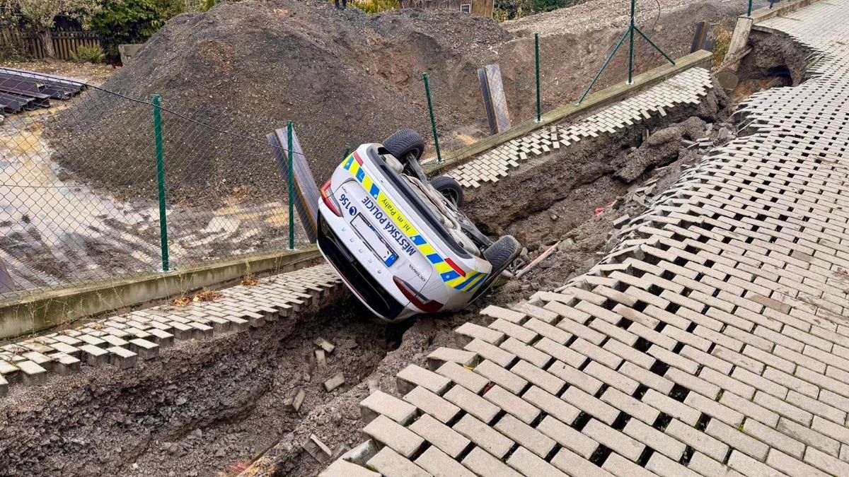 Sesuv svahu převrátil v pražských Stodůlkách auto městské policie