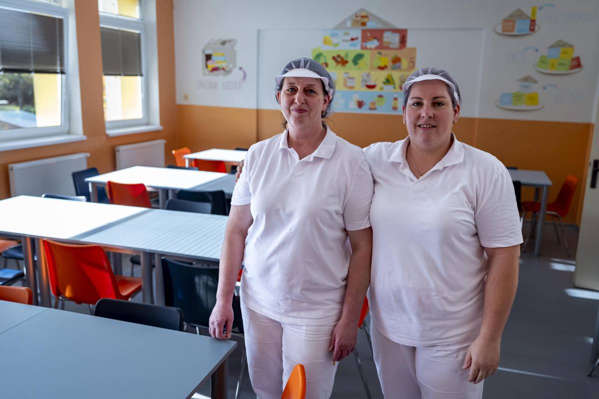 Vedoucí školní jídelny Renata Převrátilová a její sestra a hlavní kuchařka Gabriela Vondrášková