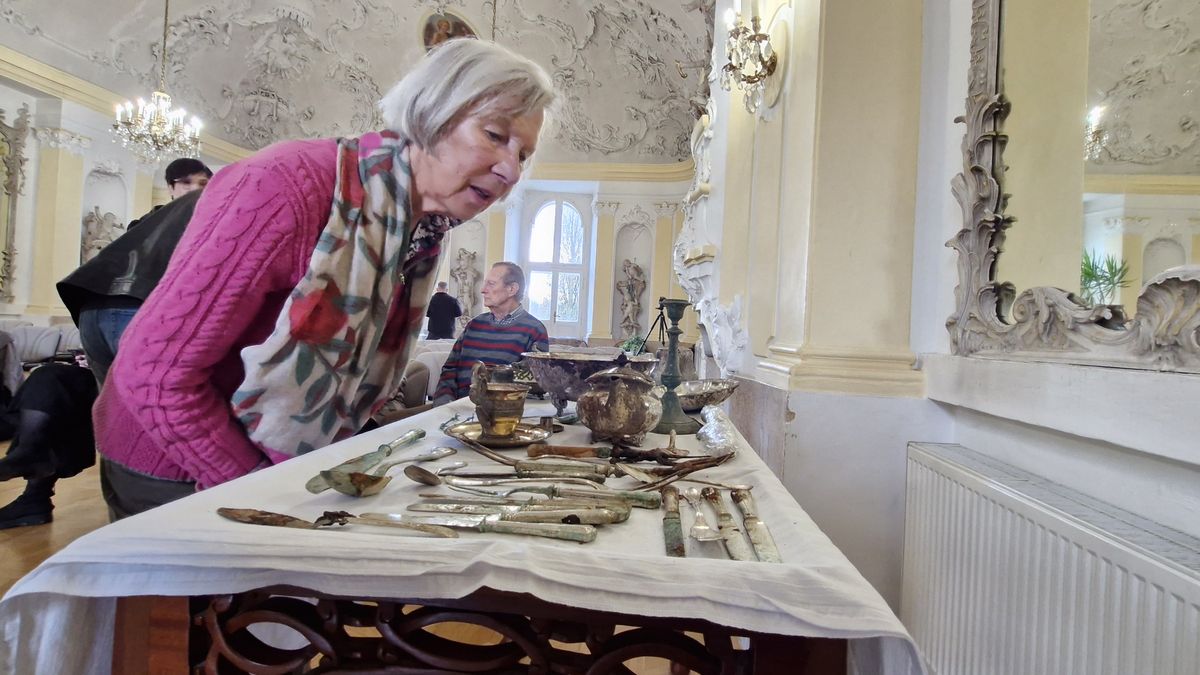 Pod smetištěm na zámku v Jablonném našli archeologové ukrytý poklad Liebiegů