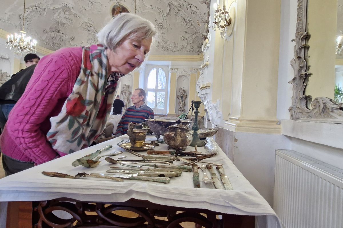 Pod smetištěm na zámku v Jablonném našli archeologové ukrytý poklad Liebiegů