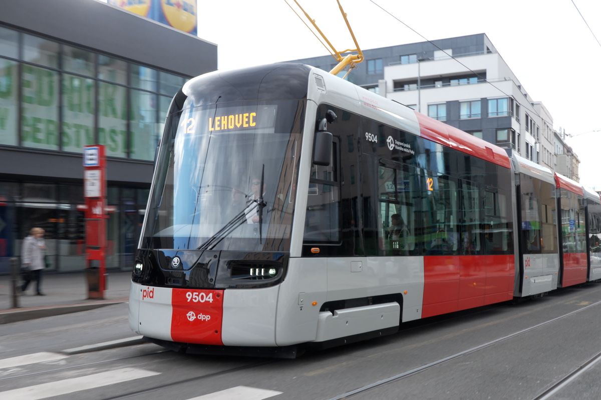 Nové pražské tramvaje už jezdí v ostrém provozu. Sedm vozů obsluhuje zatím linku 12 