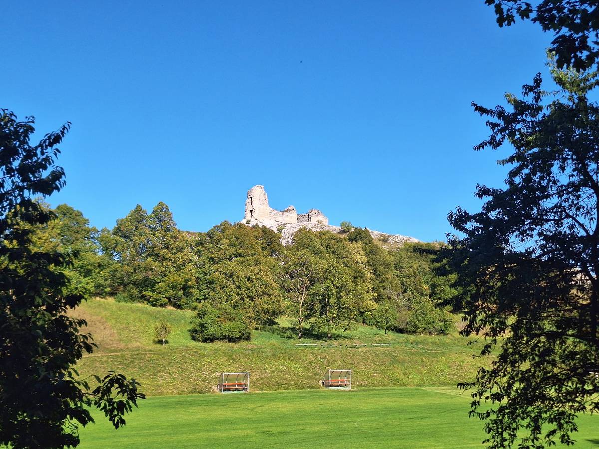 Sirotčí hrádek postavil na přelomu 13. a 14. století švábský rod Wehingenů.