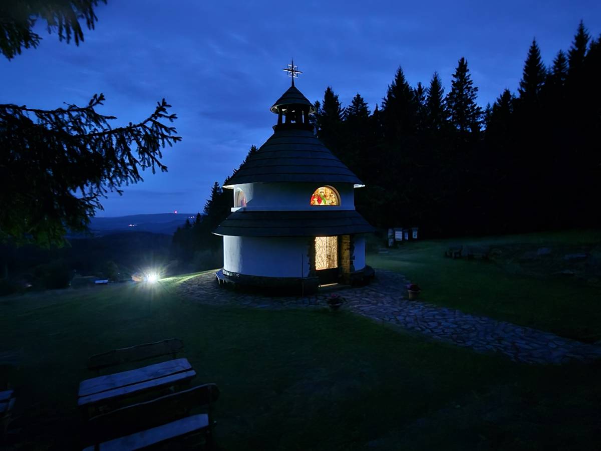 Osvětlená kaple na Javorníku. I za tmy má atmosféru.