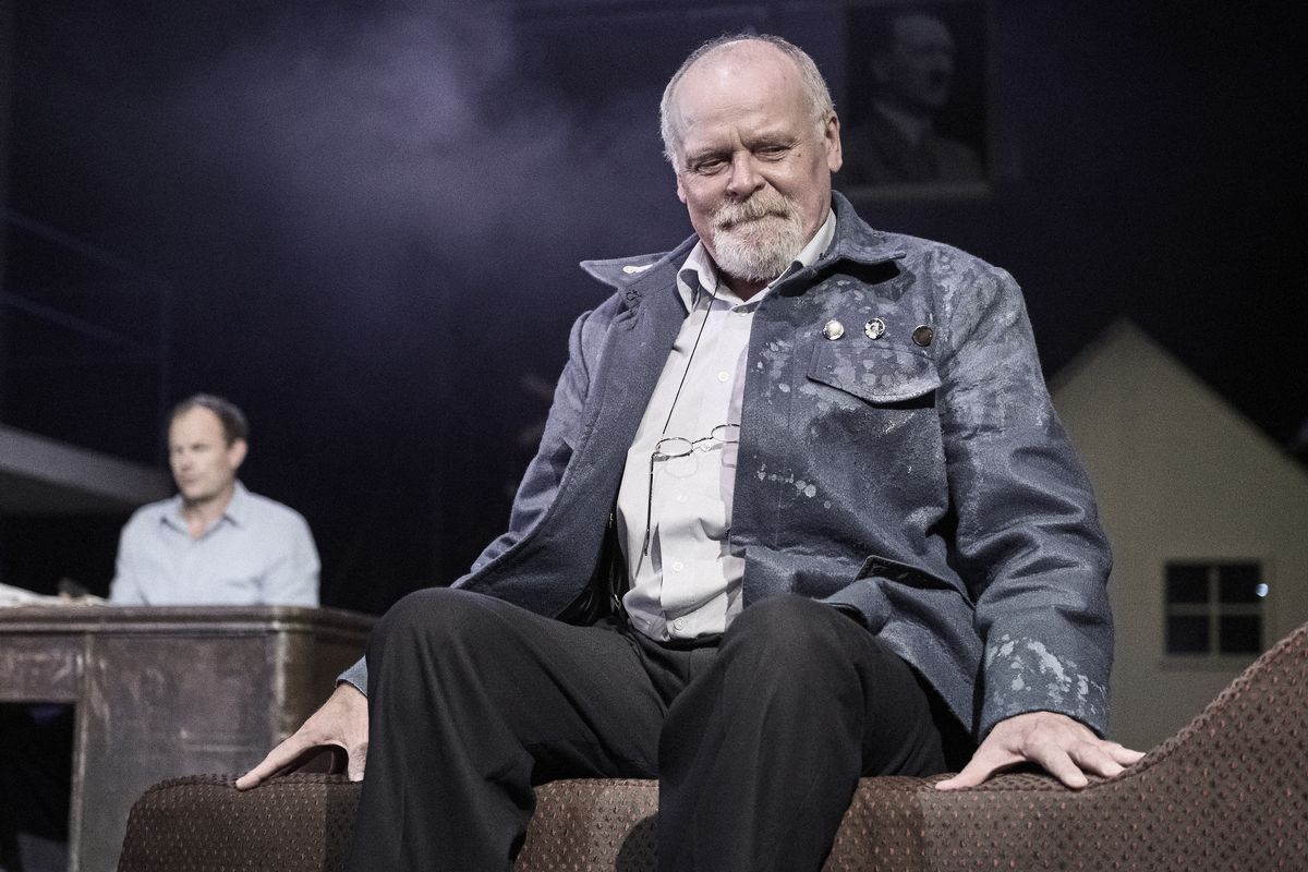 RECENZE: Pražské Divadlo pod Palmovkou uvedlo Hrabalovo dílo se skvělým Igorem Barešem v čele