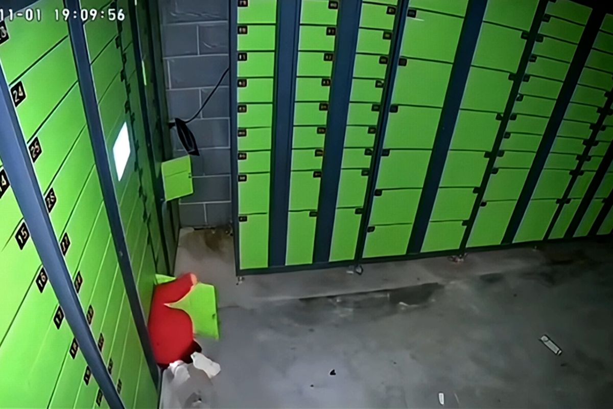 Chlapec v Číně uvázl ve výdejním boxu