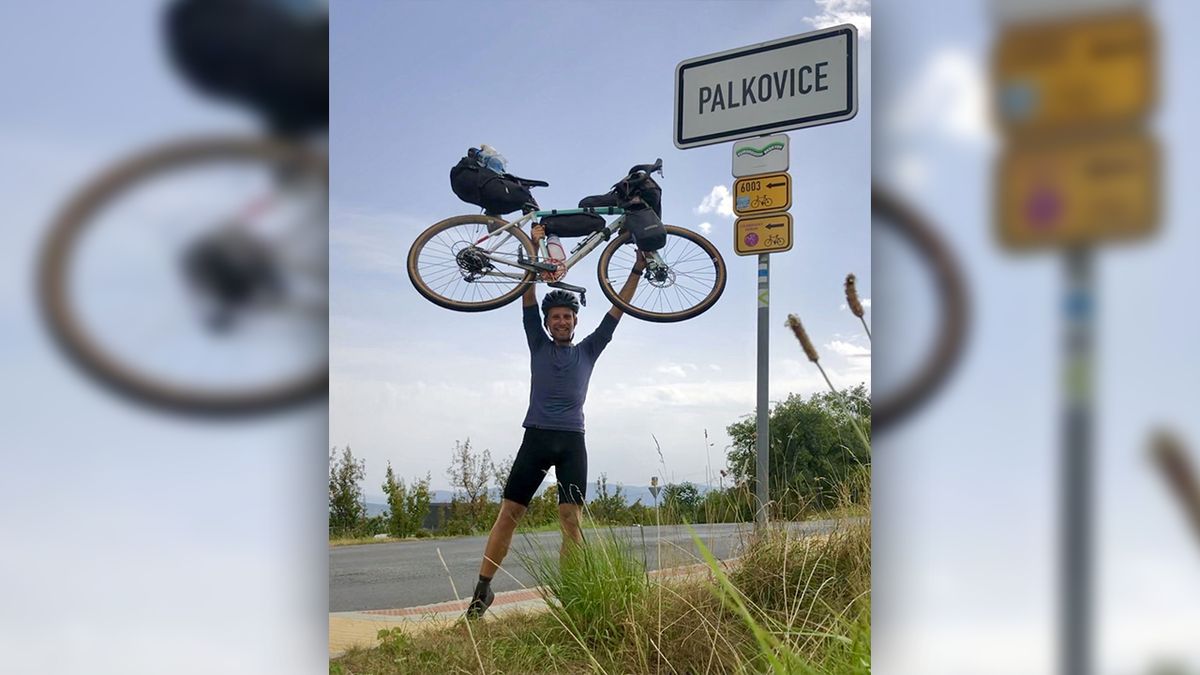 Letadlem či vlakem cestovat nechtěl. Z norských Lofot dojel mladík domů do Beskyd na kole
