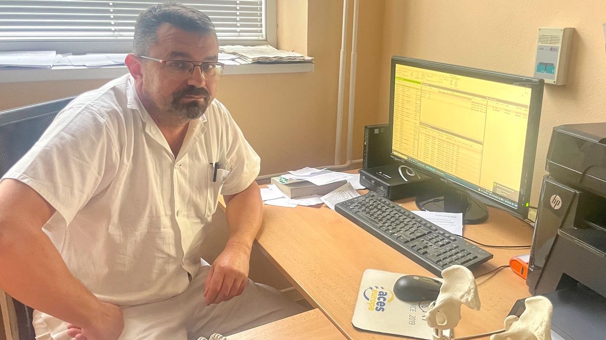 Montér si pádem z výšky udělal unikátní úraz, práce novoměstského ortopeda obletěla svět