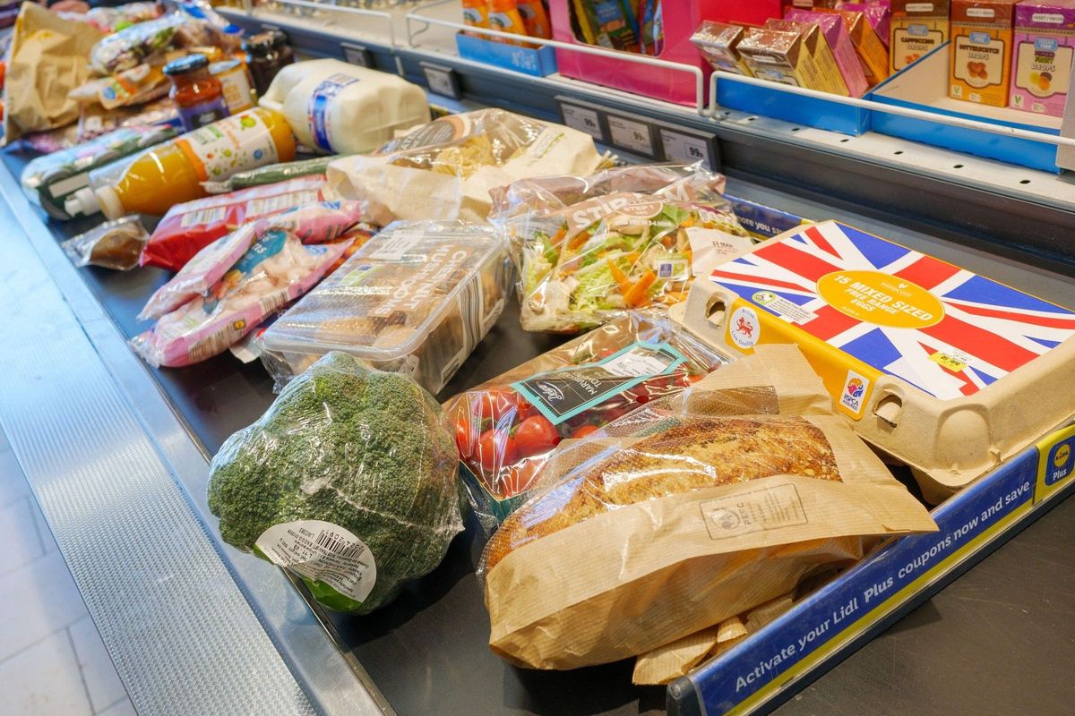 Odmítal vyložit zboží na pás a byl drzý. Anglický supermarket seniora natrvalo vykázal