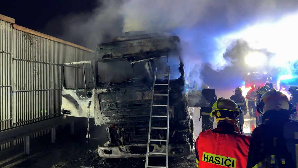 Dálnici D5 u Prahy blokoval hořící kamion. Řidiči zneužívali záchranářskou uličku