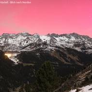 Polární záře zbarvila téměř celou oblohu nad mohutným horským hřebenem v tyrolském Sankt Anton am Arlberg.