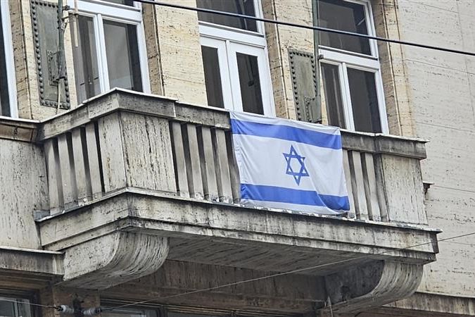 Na úředních budovách v Praze nadále vlají vlajky Ukrajiny či Izraele