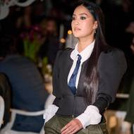 Opět nechybí objemná ramena a pánské prvky.