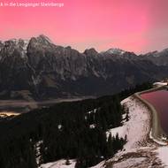 Kamera nad vodní nádrží Asitz nabídla působivou kombinaci polární záře a líně se povalující mlhy v okolí rakouské obce Leogang.