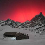 Polární záře kouzlila nad Alpami. Z italského Valtournenche se rozzářila nad ikonickou siluetou Matterhornu.