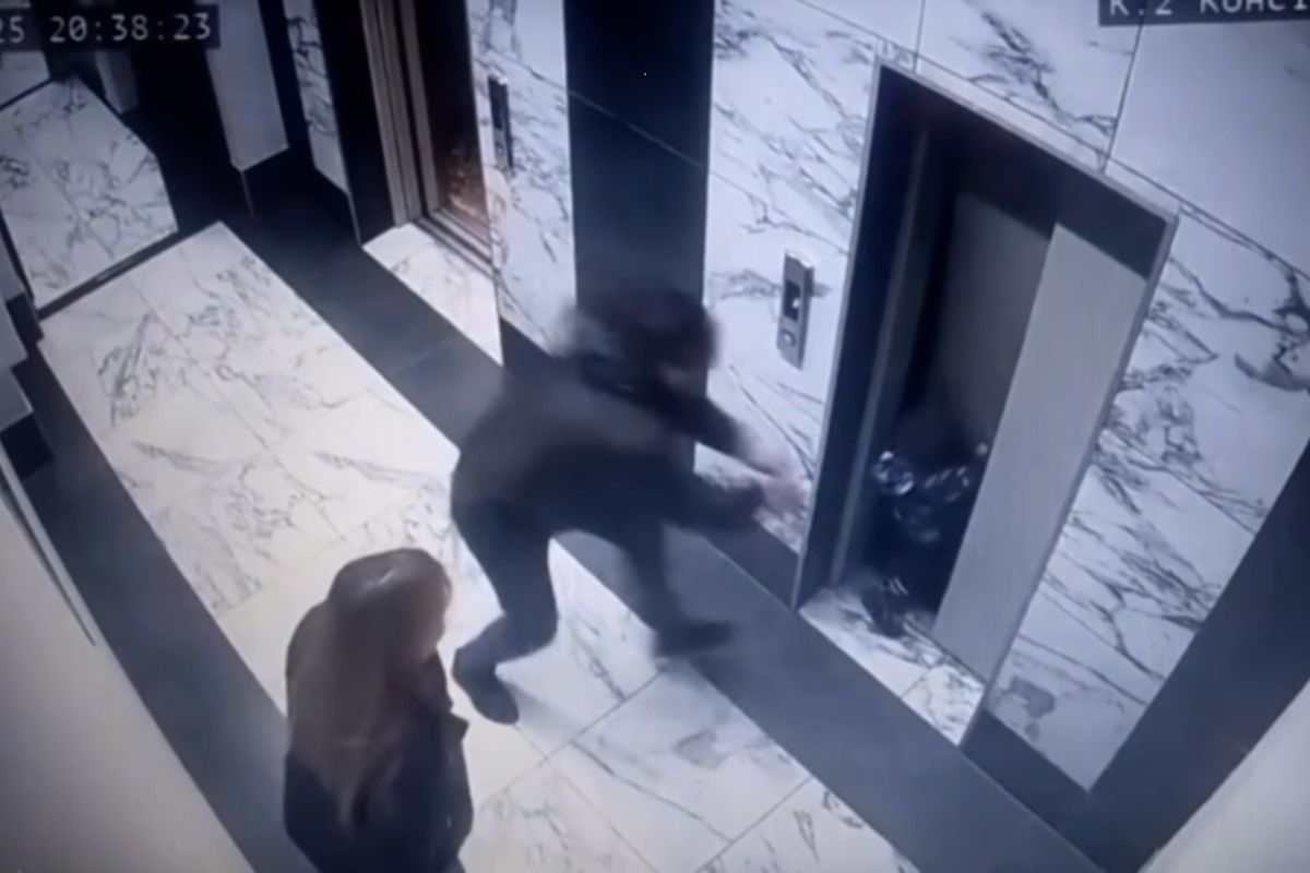 Tříletý chlapec v Rusku spadl vadnými dveřmi do výtahové šachty, zachytila to kamera