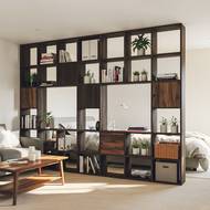 Otevřený policový díl hravě zastane funkci polopříčky a propouští denní světlo dovnitř.