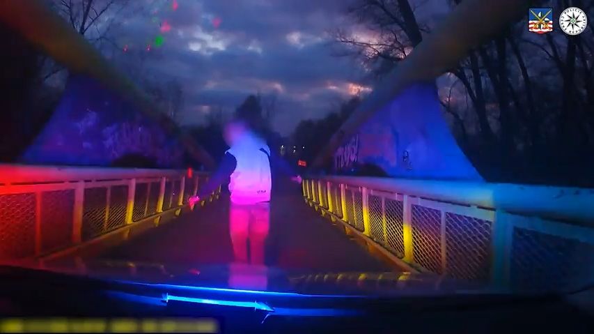 Pistole, drogy a BMW. Při zběsilé honičce karlovarskými ulicemi padl i výstřel