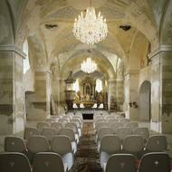 Majestátní lustr Empress, který byl původně navržen pro kostel sv. Bartoloměje v Chodovicích, později v portfoliu Lasvit, tvoří jednu z dominant výstavy.