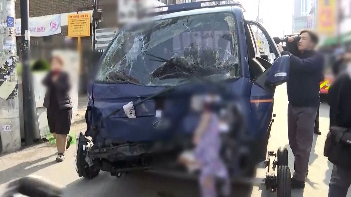 Řidič v Jižní Koreji najel do lidí na tržišti. Na místě jsou mrtví i zranění